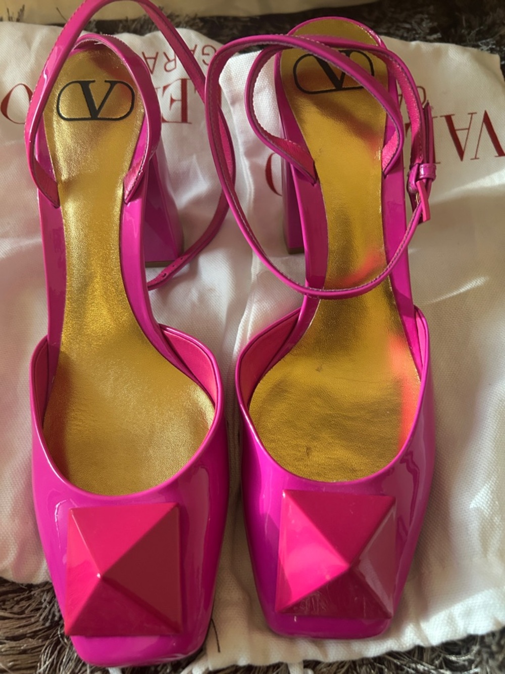 Valentino Garavani Hot Pink Patent Pyramid Toe Slingback Heels. NEW